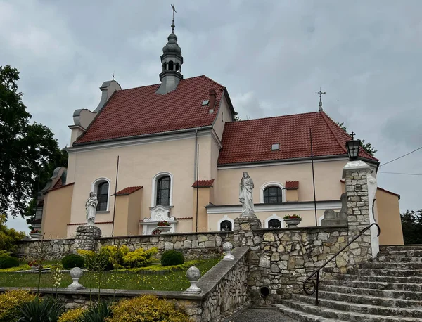 位于波兰西里西亚Zbroslawice的圣母受难日教堂和圣母受难日圣地 — 图库照片