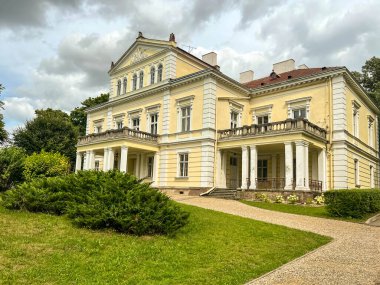 Polonya 'nın Zloty Potok kentindeki Raczynski Sarayı şu anda yerleşim olmayan bir parktır ve varisleri devlet hazinesinin mülkiyeti için başvuruda bulunuyorlar..