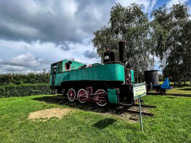 Tarnowskie Gory 'deki tarihi gümüş madeninin yanındaki meydanda eski buhar makinelerinin sergisi. Dar kalibreli bir buhar lokomotifi..