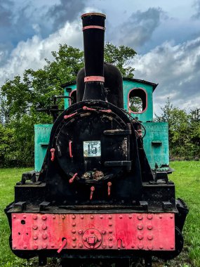 Tarnowskie Gory 'deki tarihi gümüş madeninin yanındaki meydanda eski buhar makinelerinin sergisi. Dar kalibreli bir buhar lokomotifi..