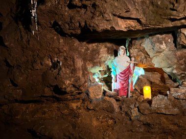 Tarnowskie Gory, Polonya, 7 Ağustos 2023: UNESCO miras alanı Tarnowskie Gory 'deki tarihi gümüş madeninin altı. Aziz Barbara figürü, yeraltındaki madencilerin koruyucu azizi..