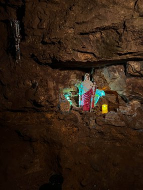 Tarnowskie Gory, Polonya, 7 Ağustos 2023: UNESCO miras alanı Tarnowskie Gory 'deki tarihi gümüş madeninin altı. Aziz Barbara figürü, yeraltındaki madencilerin koruyucu azizi..