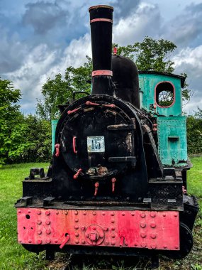 Tarnowskie Gory 'deki tarihi gümüş madeninin yanındaki meydanda eski buhar makinelerinin sergisi. Dar kalibreli bir buhar lokomotifi..