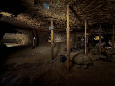 Tarnowskie Gory, Polonya, 7 Ağustos 2023: UNESCO miras alanı Tarnowskie Gory 'deki tarihi gümüş madeninin altı. Kazı araçları ve kaya destekleri çökmeye karşı koruma sağlıyor..