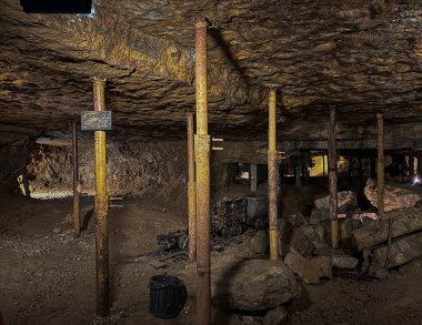 Tarnowskie Gory, Polonya, 7 Ağustos 2023: UNESCO miras alanı Tarnowskie Gory 'deki tarihi gümüş madeninin altı. Kazı araçları ve kaya destekleri çökmeye karşı koruma sağlıyor..