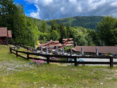Karkoszczonka geçidinde Szczyrk 'in yeşil bölgesinde Tom Amca' nın kulübesi (Chata Wuja Toma).
