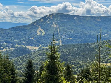Skrzyczne - Polonya 'nın Batı Karpatlar bölgesindeki Beskid Slaski dağ grubunun en yüksek zirvesi. Polonya Dağları Tacı 'na ait. Klimczok tarafından görüntüle.