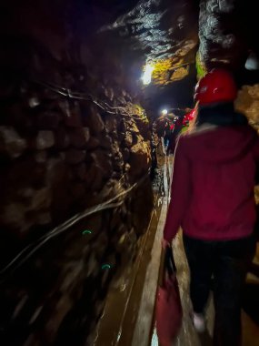 Tarnowskie Gory, Polonya, 7 Ağustos 2023: UNESCO miras alanı Tarnowskie Gory 'deki tarihi gümüş madeninin altı. Alçak yeraltı koridorlarında yürüyorum.