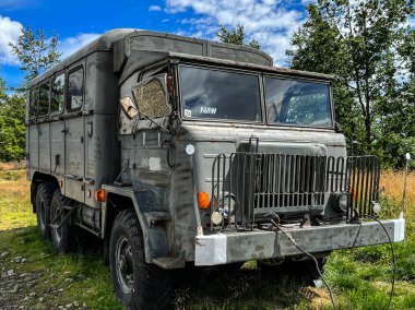 Polonya 'da Beskid Slaski' deki Klimczok dağ sığınağında duran Star markalı eski bir Polonya askeri arabası..