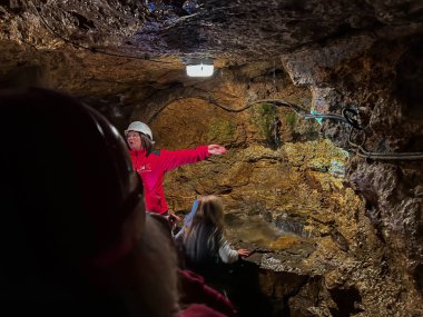 Tarnowskie Gory, Polonya, 7 Ağustos 2023: UNESCO miras alanı Tarnowskie Gory 'deki tarihi gümüş madeninin altı. Rehber, maden hakkındaki tarihi ve ilginç gerçekleri açıklıyor..