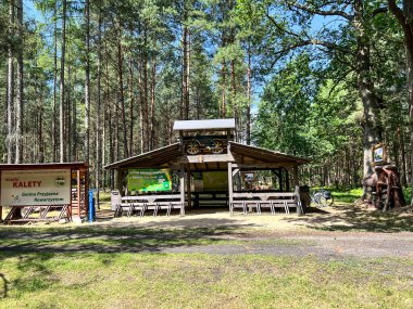 Kalety, Polonya, 23 Temmuz 2023: Bisiklet kulübesi, bisiklet yolunda dinlenebileceğiniz, gölgede saklanabileceğiniz, bisikletinizi tamir edebileceğiniz bir yer.
