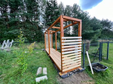 Bir çatı ve şömine için odun kurutmak için bir yer..