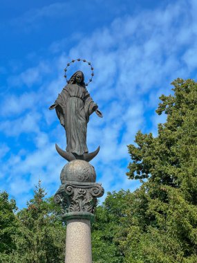 Lezbiyen, Silezya, Polonya 'daki Lütuf Mabedi' nin meydanındaki bir sütunda Meryem Ana figürü..