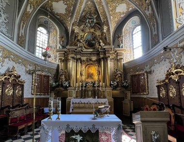 Lesniow, Polonya, 31 Temmuz 2023: Marian Sığınağı, Lesniow 'daki Aile Kutsamaları. İç kısım, ana sunak..