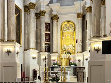 Chelm, Polonya, 20 Temmuz 2023: Bazilikanın Chelm 'de Meryem' in Doğumu Mabedi 'ndeki iç kısmı. Ana sunakta mucizevi bir tablo var..