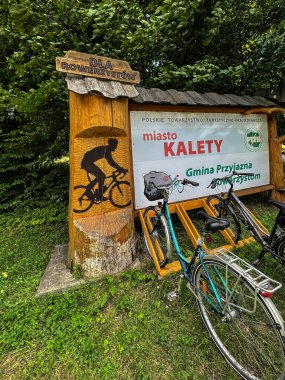 Kalety, Polonya, 23 Temmuz 2023: Bisiklet kulübesi, bisiklet yolunda dinlenebileceğiniz, gölgede saklanabileceğiniz, bisikletinizi tamir edebileceğiniz bir yer.