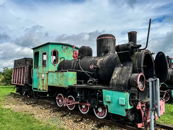 塔尔诺夫斯基石窟历史性银矿旁边广场上的一个老式蒸汽机展览 窄轨距铁路蒸汽机车 — 图库照片