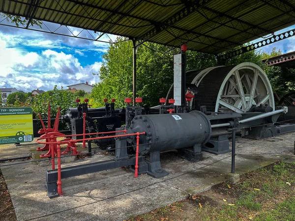 2023年8月7日 ポーランドのタノワ ゴリー 英語版 タノワ ゴーリーの歴史的な銀鉱山の隣の広場に古い蒸気エンジンを展示した 蒸気巻線機 ドラム — ストック写真