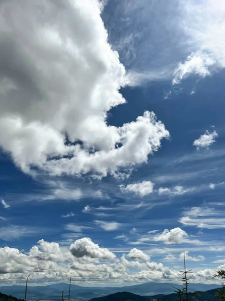 폴란드 세기크 근처의 베키드 슬라스키 구름이 — 스톡 사진