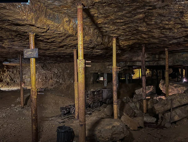 2023年8月7日 ポーランドのタルノワ ゴーリー ユネスコの遺産であるタルノヴァ ゴーリーの歴史的な銀鉱山の地下 掘削された材料と岩の輸送のためのワゴンは 崩壊から保護をサポート — ストック写真