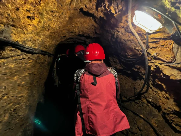 Tarnowskie Gory, Polonya, 7 Ağustos 2023: UNESCO miras alanı Tarnowskie Gory 'deki tarihi gümüş madeninin altı. Alçak yeraltı koridorlarında yürüyorum.