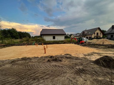 Temelleri dökmek için hazırlanmış alanlar.