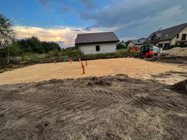 Temelleri dökmek için hazırlanmış alanlar.