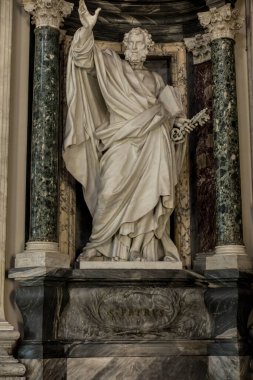 Roma, İtalya, 25 Eylül 2023: Roma 'daki Aziz John Lateran Bazilikası. Anahtarlı Aziz Peter figürü..
