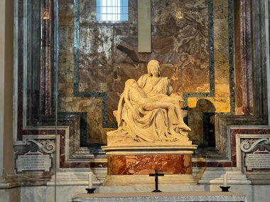 Vatikan Şehri, Vatikan - 24 Eylül 2023: Vatikan 'daki Aziz Peter Bazilikası' nda Pieta heykeli.