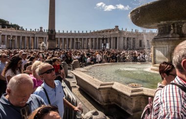 Vatikan Şehri, Vatikan, 24 Eylül 2023: 24 Eylül 2023 'te Aziz Peder Francis ile birlikte Aziz Peter Meydanı' nda dua etti. İnsanlar Papa 'nın penceresine bakıyor..