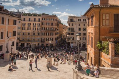 Roma, İtalya, 25 Eylül 2023: Roma, İtalya 'daki İspanyol Merdivenleri. İspanyol Meydanı 'ndan Tepedeki Trinity Kilisesi' ne kadar uzanıyorlar..