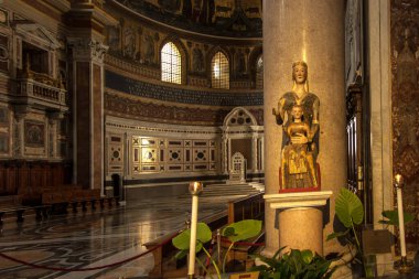 Roma, İtalya, 25 Eylül 2023: Laterano 'daki San Giovanni Bazilikası Kilisesi' nin Anası Meryem Anıtı, Umbrian Marchigiana Okulu, Kutsal Papa VI. Paul tarafından satın alındı, Papa Francis Francis tarafından bağışlandı.,