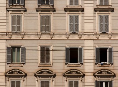 Eski Roma 'da pencereleri, kornişleri ve diğer dekoratif unsurları olan bir binanın ön cephesi.