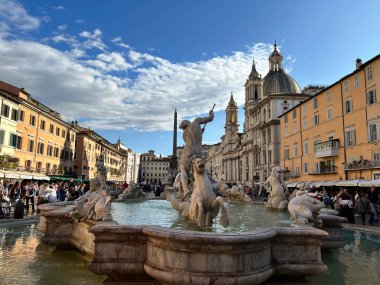 Roma, İtalya, 25 Eylül 2023: Nettuno (Neptün) Çeşmesi Piazza Navona 'nın kuzey ucunda yer almaktadır..