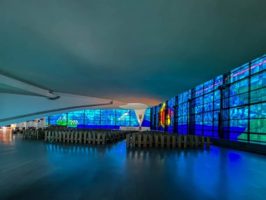 Roma, İtalya, 30 Eylül 2023: Roma, İtalya 'da Aşk Anıtımızın Sığınağı. Yeni, büyük, modern bir kilisenin iç mekanı..