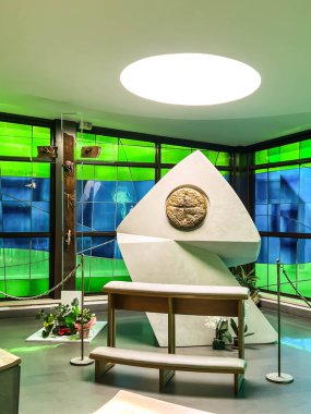 Roma, İtalya, 30 Eylül 2023: Roma, İtalya 'da Aşk Anıtımızın Sığınağı. Yeni, büyük, modern bir kilisenin iç mekanı..