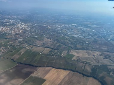 Yüksek irtifada uçarken ve önünde güneş varken bir uçağın penceresinden bakın..