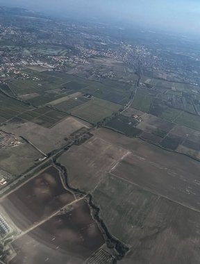 Yüksek irtifada uçarken ve önünde güneş varken bir uçağın penceresinden bakın..