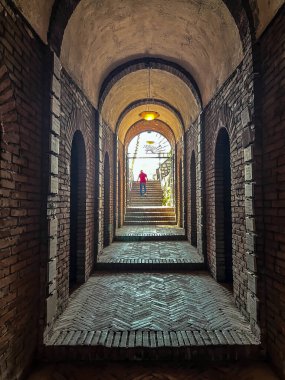 İtalya, Roma 'da Aşk Anıtı' nın mabedi. En alt kattaki koridorlarda içinde teşekkür (adak adakları) yazan plaketler karanlıktan aydınlığa çıkma hissi verebilir..