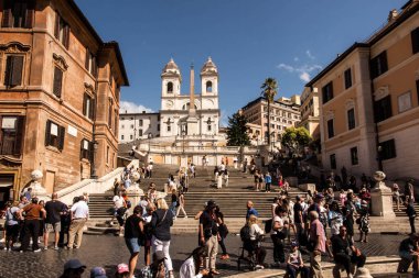 Roma, İtalya, 25 Eylül 2023: Roma, İtalya 'daki İspanyol Merdivenleri. İspanyol Meydanı 'ndan Tepedeki Trinity Kilisesi' ne kadar uzanıyorlar..