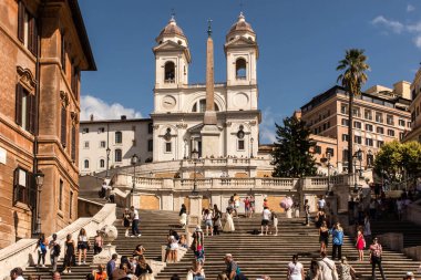 Roma, İtalya, 25 Eylül 2023: Roma, İtalya 'daki İspanyol Merdivenleri. İspanyol Meydanı 'ndan Tepedeki Trinity Kilisesi' ne kadar uzanıyorlar..