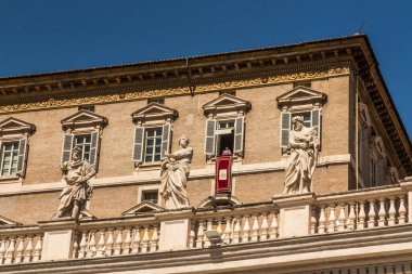 Angelus, Aziz Peter Meydanı 'nda Aziz Peder Francis' le dua ediyor. Peter 24 Eylül 2023 'te Roma' da. Penceredeki Papa..
