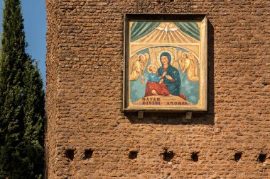 Roma, İtalya 'da Aşk Anıtı' nın mabedi, Meryem Ana 'nın mozaiği, giriş kapısında Aşk Bakiremiz. Yazı: 