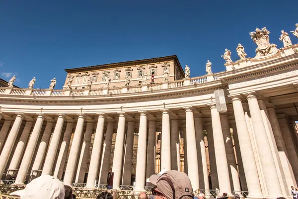 Angelus, Aziz Peter Meydanı 'nda Aziz Peder Francis' le dua ediyor. Peter 24 Eylül 2023 'te Roma' da. Penceredeki Papa..