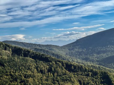 Polonya 'nın Zawoja kentindeki Mosorna Gron yamacından Beskid Zywiecki' deki Babia Gora zirvesine doğru. Dağların üzerinden güneş.