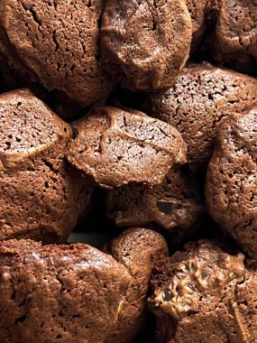 Yüksek çikolata içerikli Brauni kurabiyeleri, ortalama görünüşlü ama çok lezzetli..