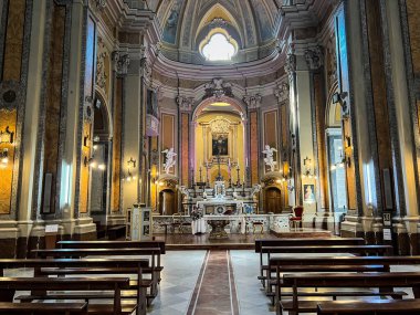 Napoli, İtalya, 27 Eylül 2023: Yaşlı Aziz Yusuf Kilisesi ve Napoli 'deki Meryem Ana Kilisesi, Katolik Kilisesi' nin hizmetkârı Peder Ruotolo Dolindo 'nun mezarının bulunduğu yer..