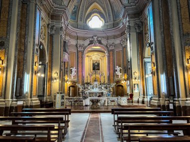 Napoli, İtalya, 27 Eylül 2023: Yaşlı Aziz Yusuf Kilisesi ve Napoli 'deki Meryem Ana Kilisesi, Katolik Kilisesi' nin hizmetkârı Peder Ruotolo Dolindo 'nun mezarının bulunduğu yer..