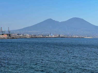 İtalya 'nın Napoli limanı yakınlarındaki deniz önü. Arka planda etkin olmayan Vesevius volkanı görülebiliyor..