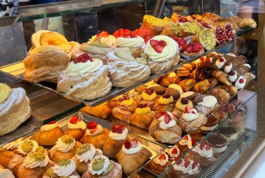 Caddeye bakan tatlı kekleri olan bir dükkan penceresi. Napoli, İtalya.
